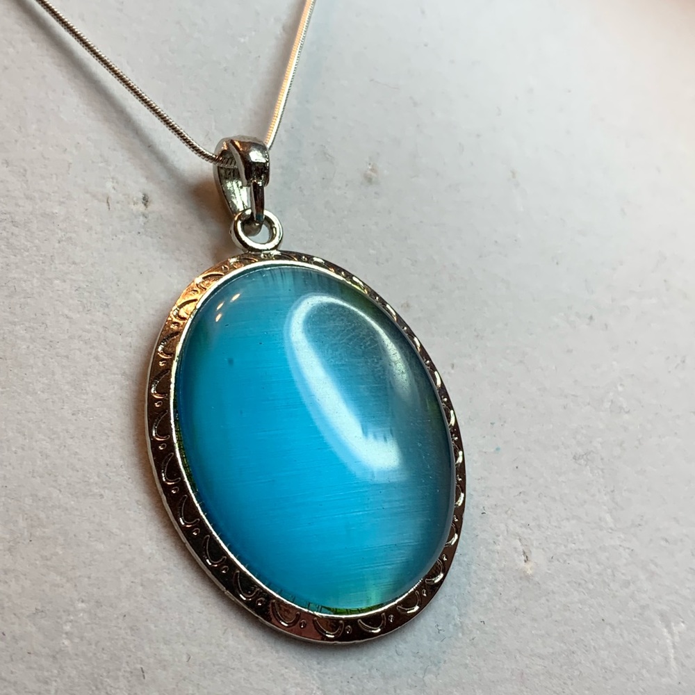Blue crystal and silver pendant in a silver chain. - Picture 1 of 8